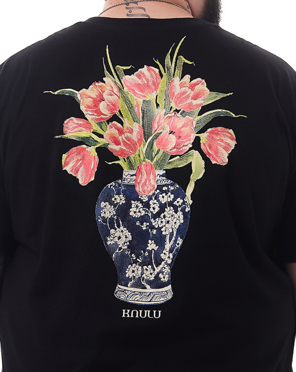 Camiseta Classic Flower Vase Preto Knulu
