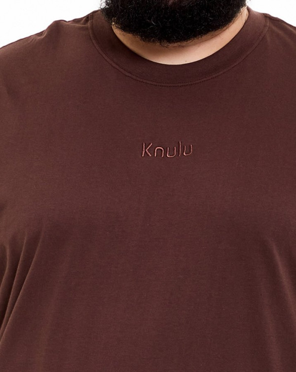 Camiseta Classic Relief Logo Marrom Knulu